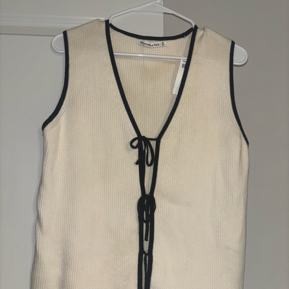 Abercrombie & Fitch Cream Sleeveless Top with Black Trim